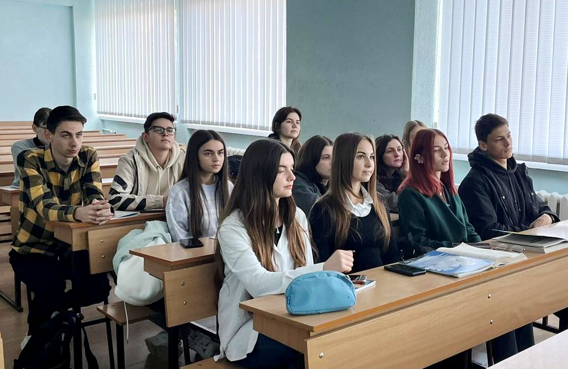 Студенти групи Ж-14 слухають спікера.